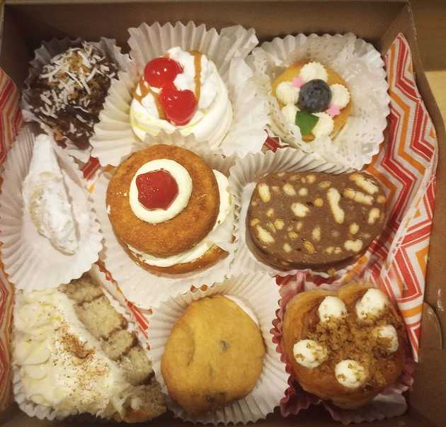 Prăjituri asortate, în cutie (1)
